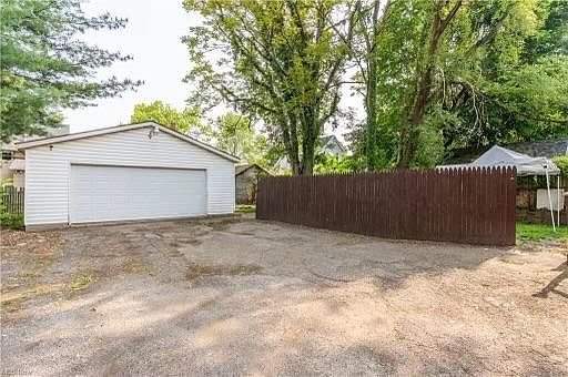 5th image of 275 E York St