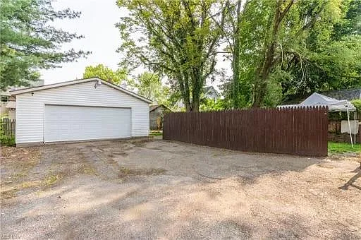 275 E York St — Photo 5