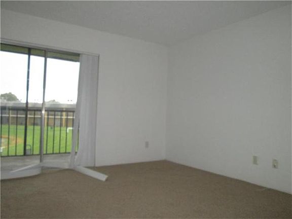 3rd image of 1828 Meadows Cir W