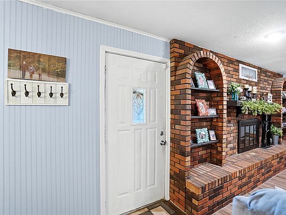 5th image of 413 Lincoln Ln