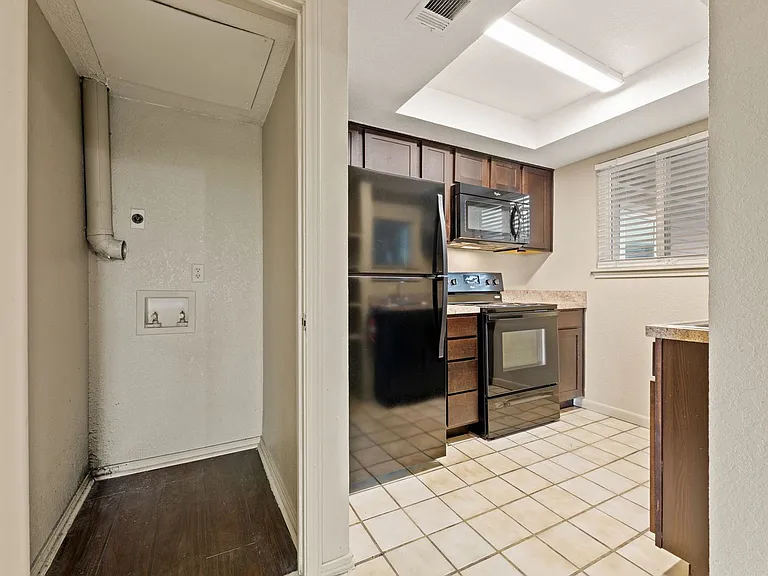 Stone Hill Apartments — Photo 41