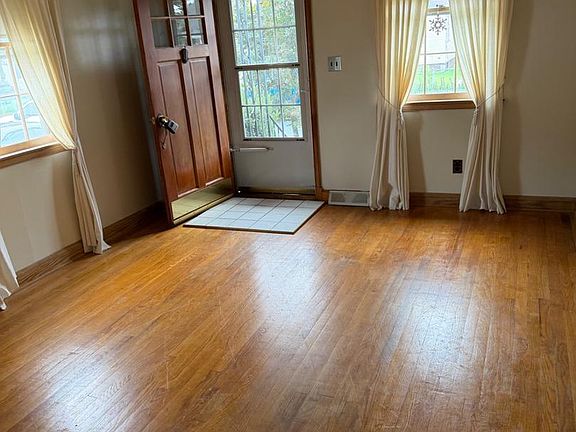4th image of 64 Avalon Ave