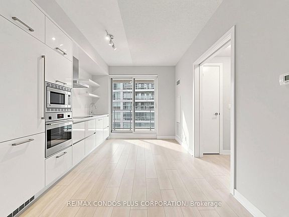 4th image of 2221 Yonge St #506