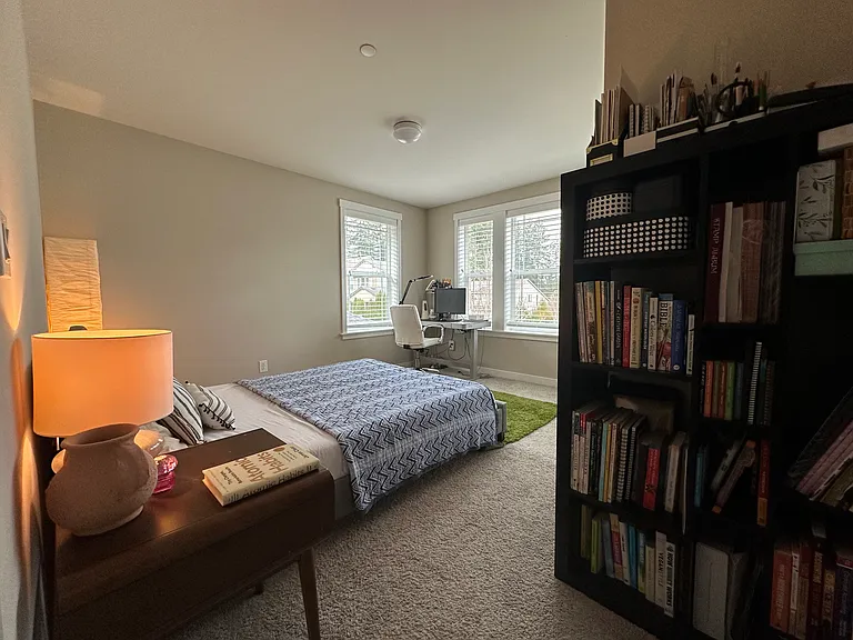Guest room with queen bed