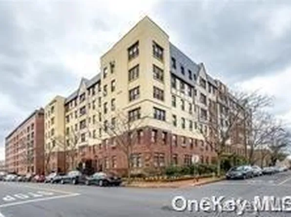 4 Maple Drive #2E, Great Neck, NY 11021