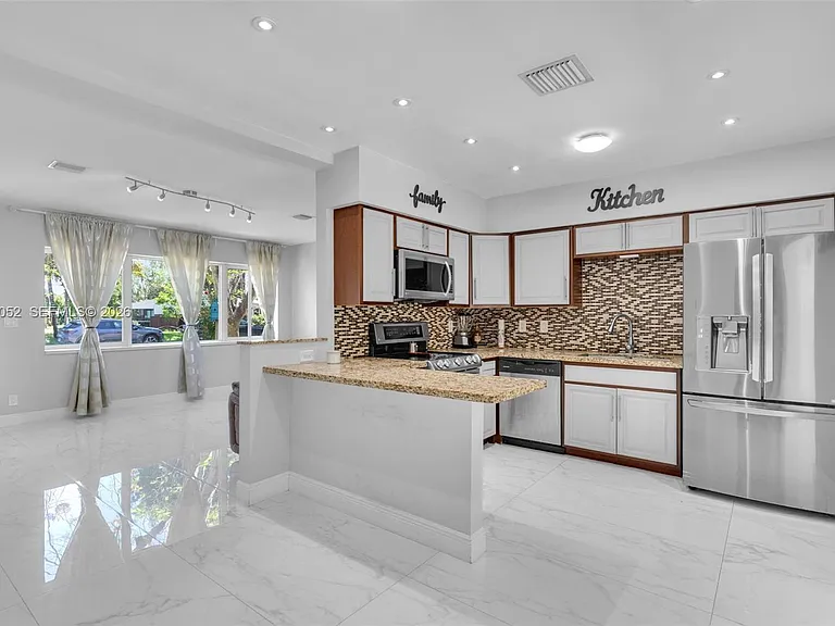 2340 SW 15th St — Photo 8