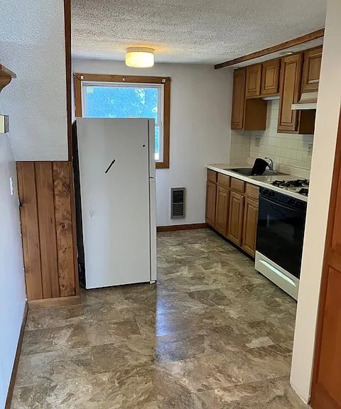 98 Mumford St — Photo 3
