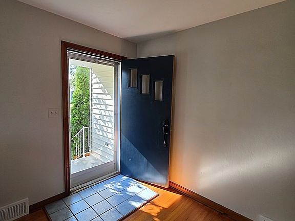 4th image of 405 Summit Ave