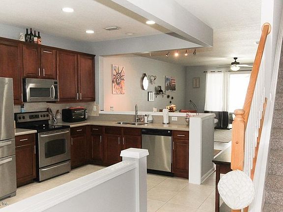 3rd image of 4245 Highwood Dr