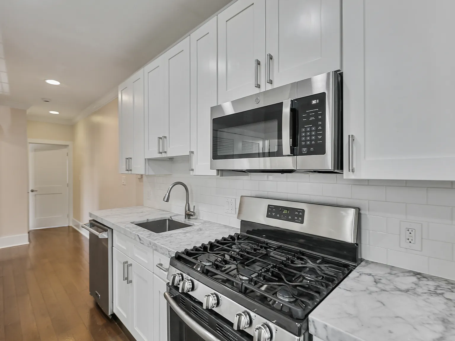 2 bed, 2580 sqft, $1,795 — Photo 2