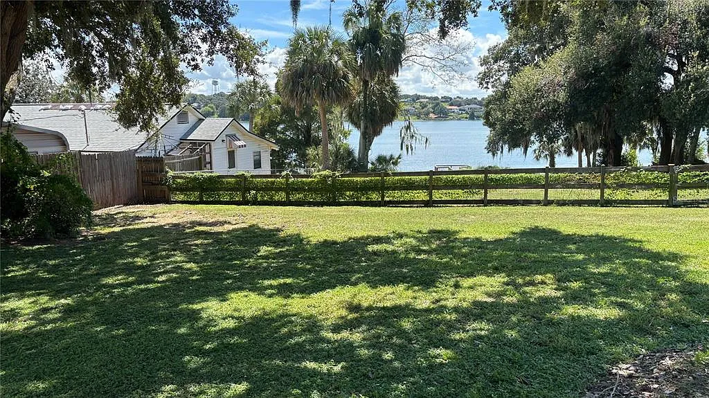 3 bed, 2.0 bath, 1295 sqft, $2,300 — Photo 3