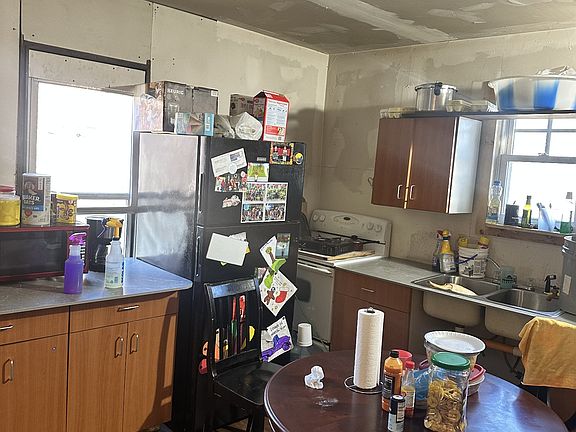 5th image of 412 W 2nd St