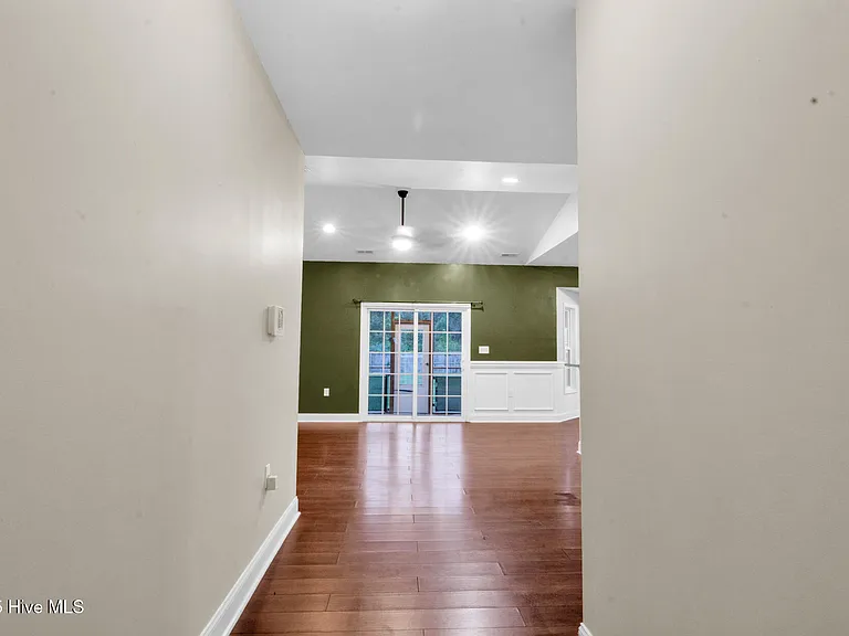 102 Conley Hills Dr — Photo 3