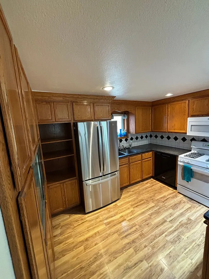 4 bedroom home / Large shop / Washer / dryer in unit — Photo 4