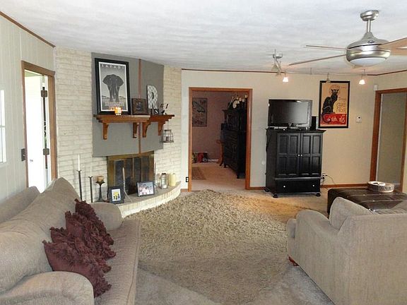 3rd image of 3201 Meadowcrest Dr
