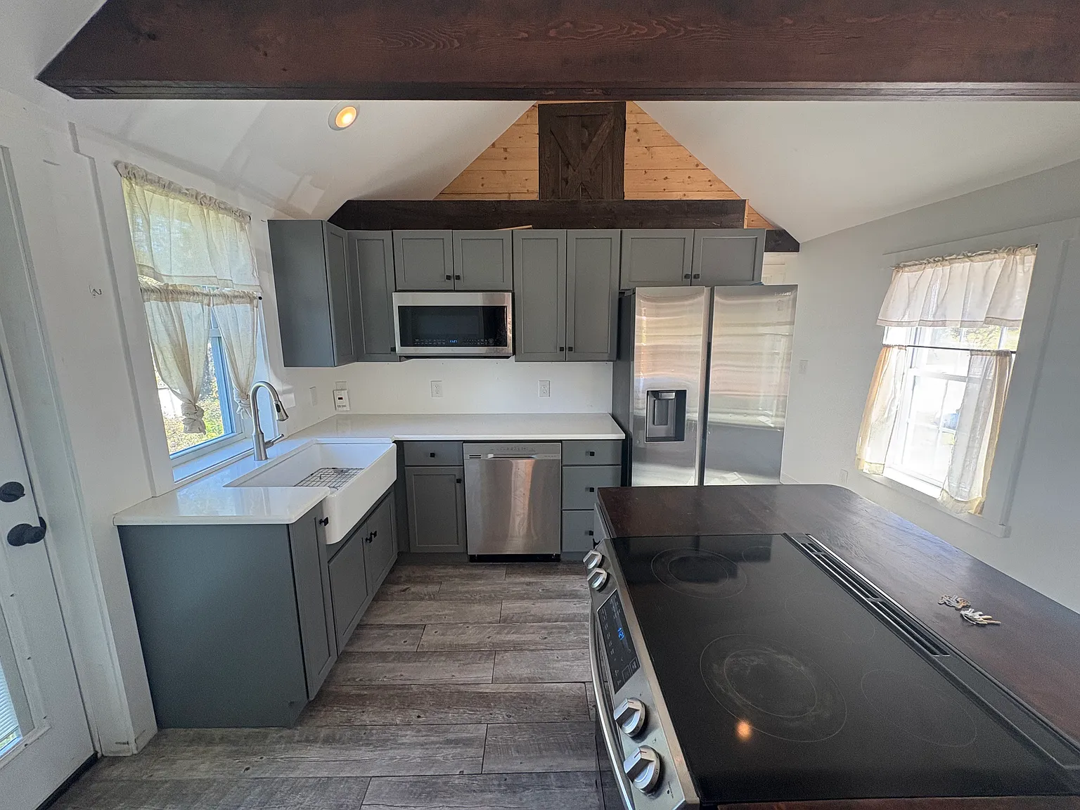 2 bed, 950 sqft, $2,200 — Photo 2