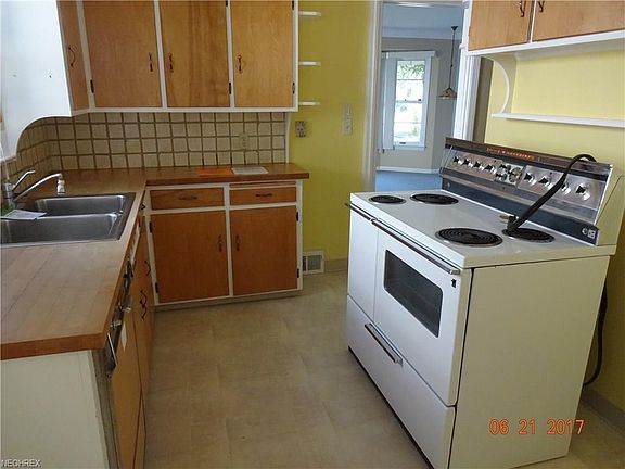 5th image of 23840 Lucille Dr