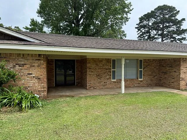 233 Fairway Dr — Photo 2