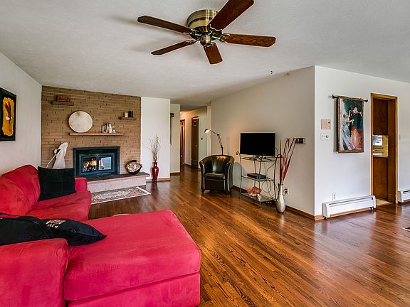 Livingroom w/ Fireplace