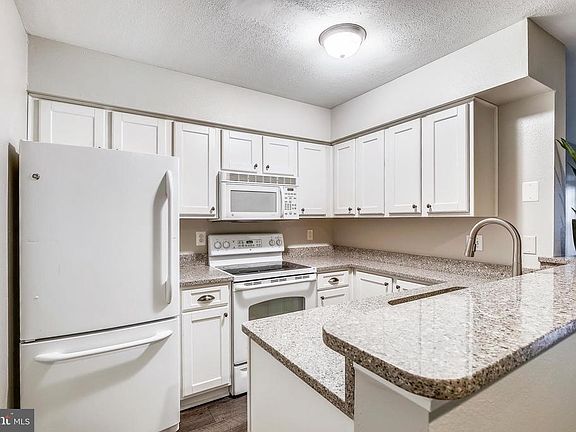 4th image of 3308 Wyndham Cres #121