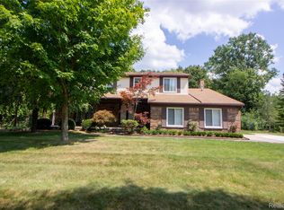 5502 Whitehaven Dr, Troy, MI