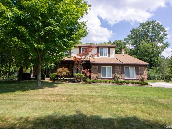 5502 Whitehaven Dr, Troy, MI 48085