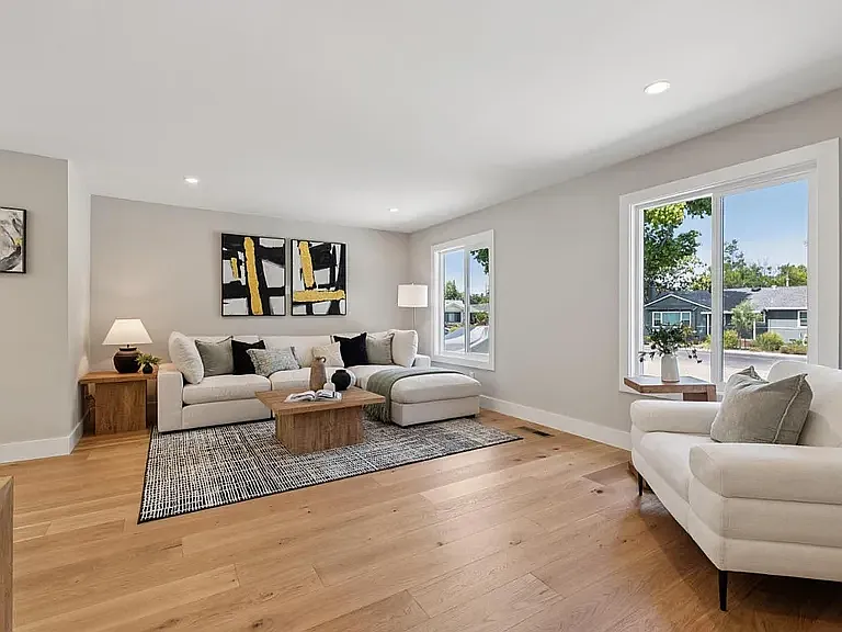 935 Circle Dr — Photo 3