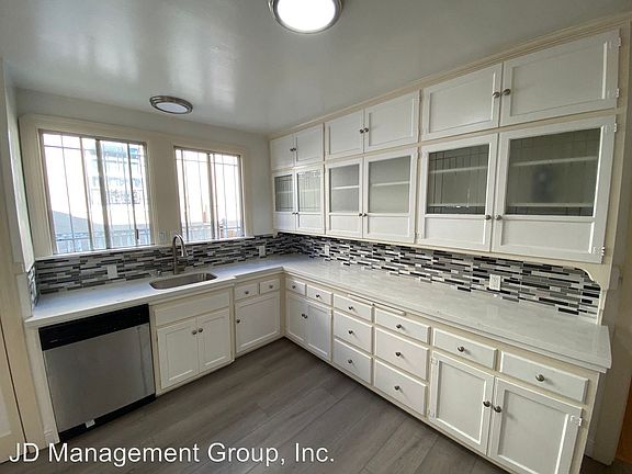 5th image of 740 Beatie St