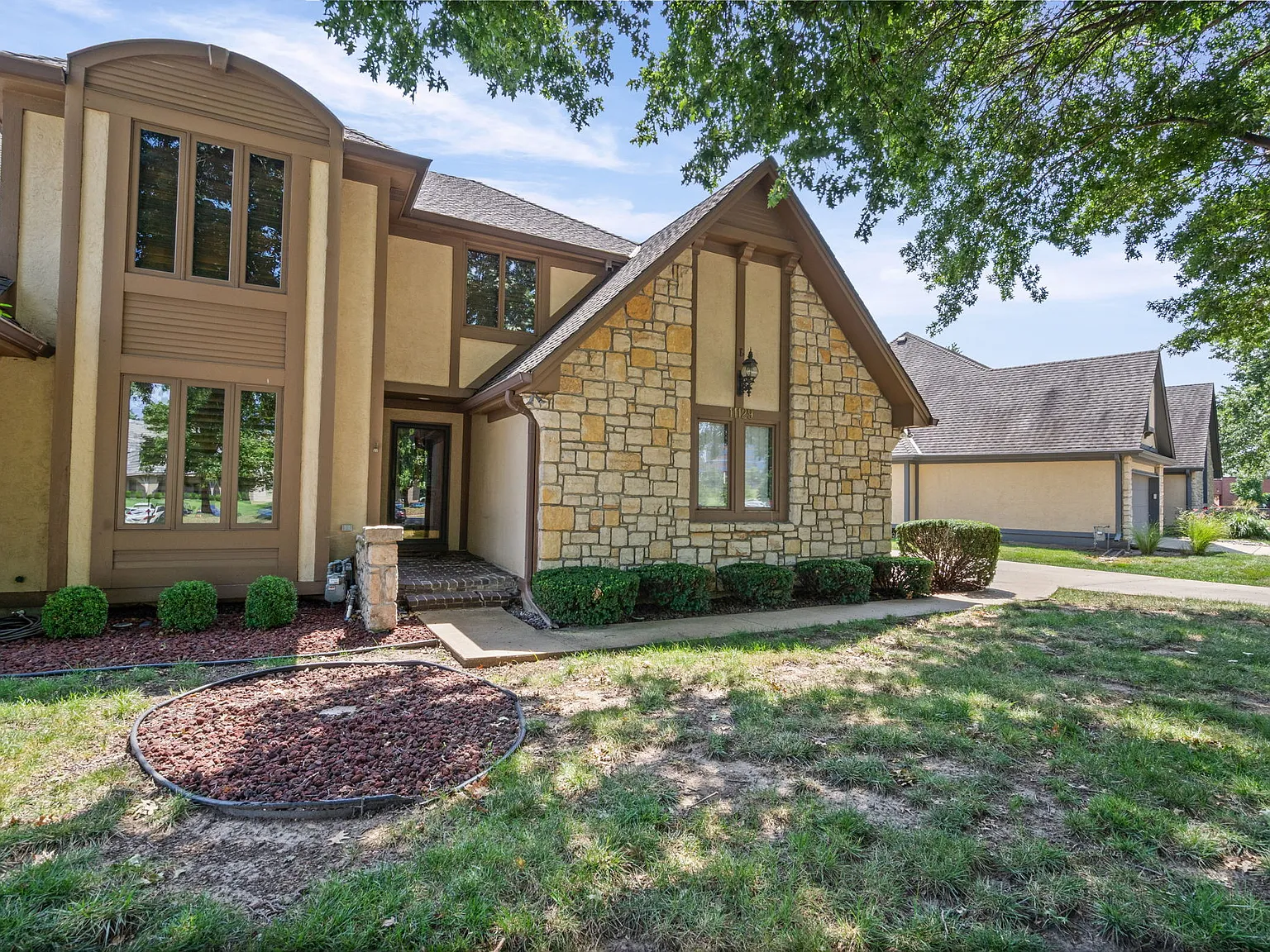 3 bed, 3.5 bath, 2553 sqft, $3,000 — Photo 1