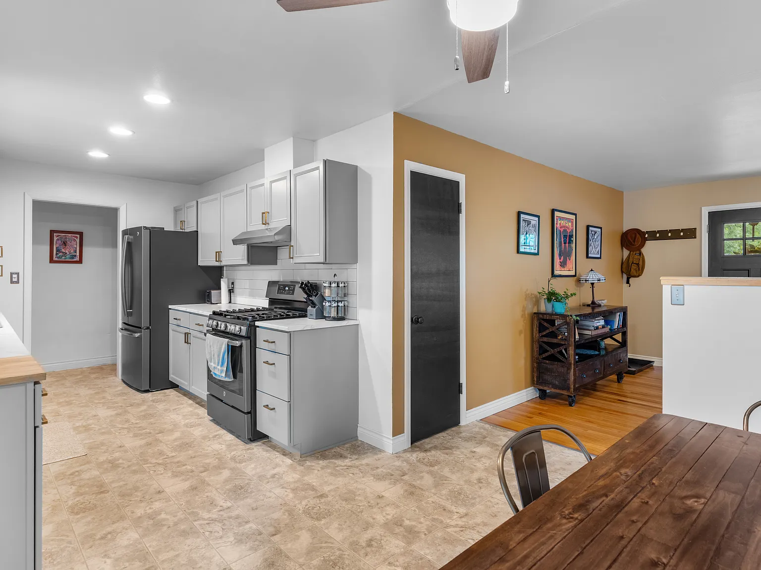 3 bed, 1353 sqft, $2,800 — Photo 2