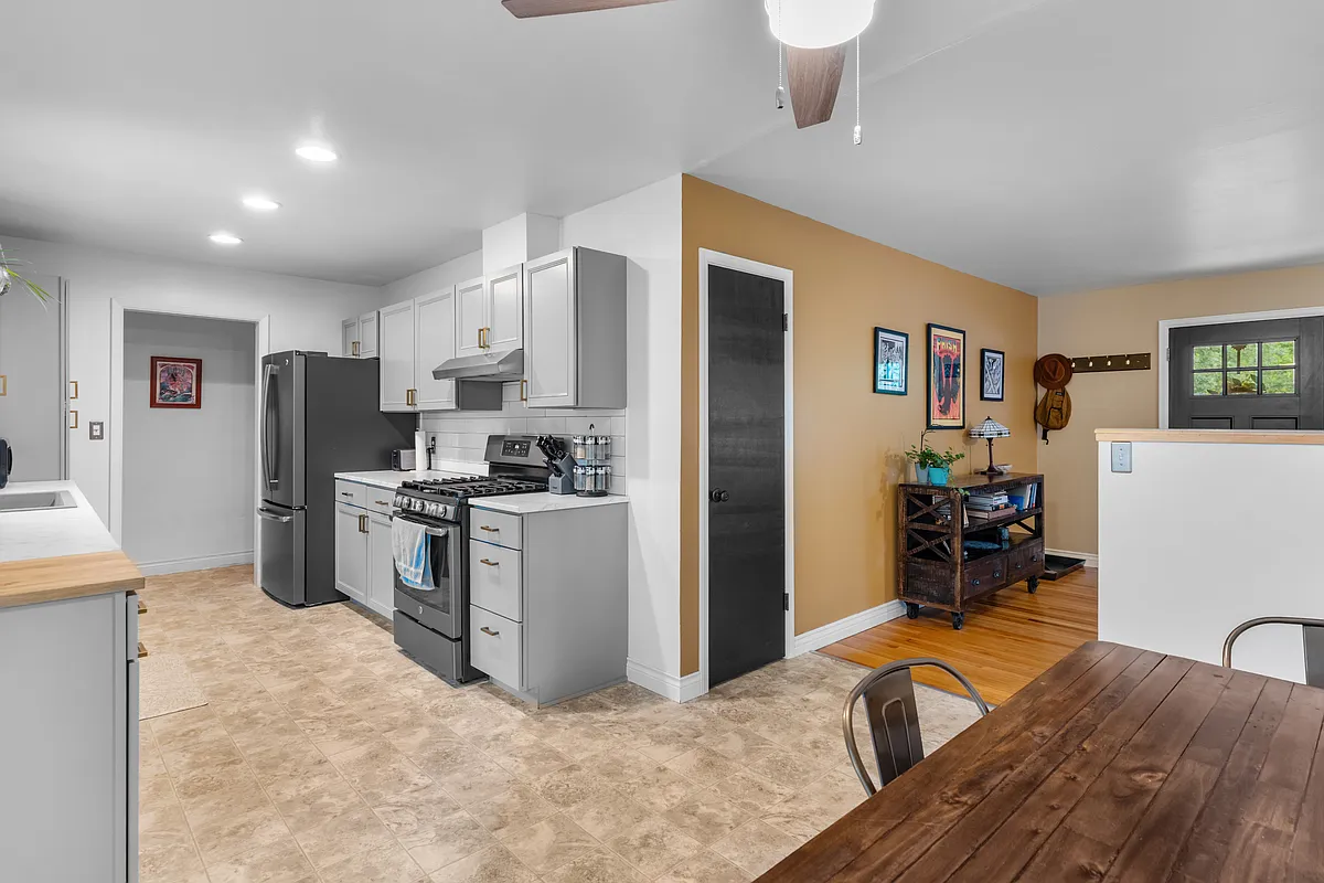 Building Photo - 1037 Cypress Dr