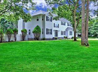 102 Vista Ln, Manorville, NY 11949