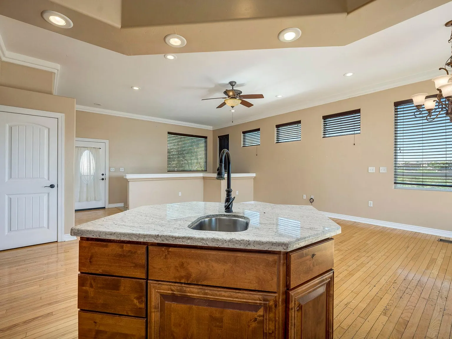 3 bed, 2.5 bath, 2373 sqft, $2,395 — Photo 4