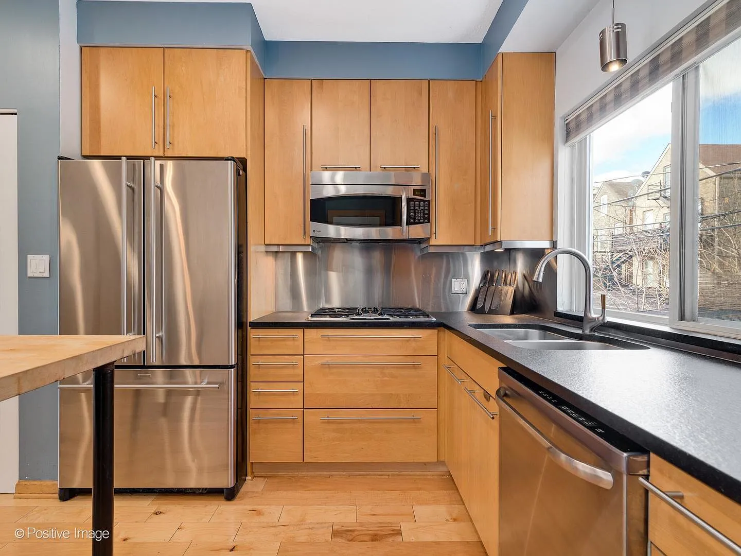 1540 N Greenview Ave — Photo 4