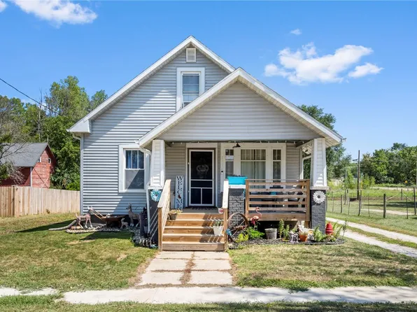 1114 Franklin St, Center Point, IA 52213