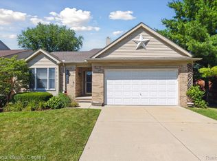 21909 Stephens St, Saint Clair Shores, MI 48080