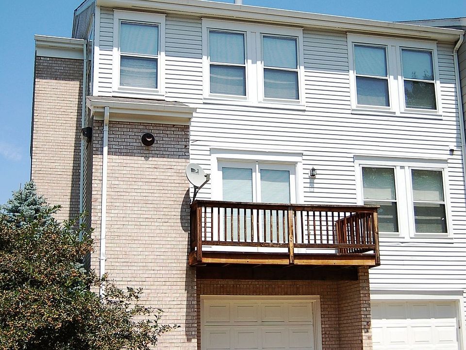 LARGE TOWNHOME CONDO