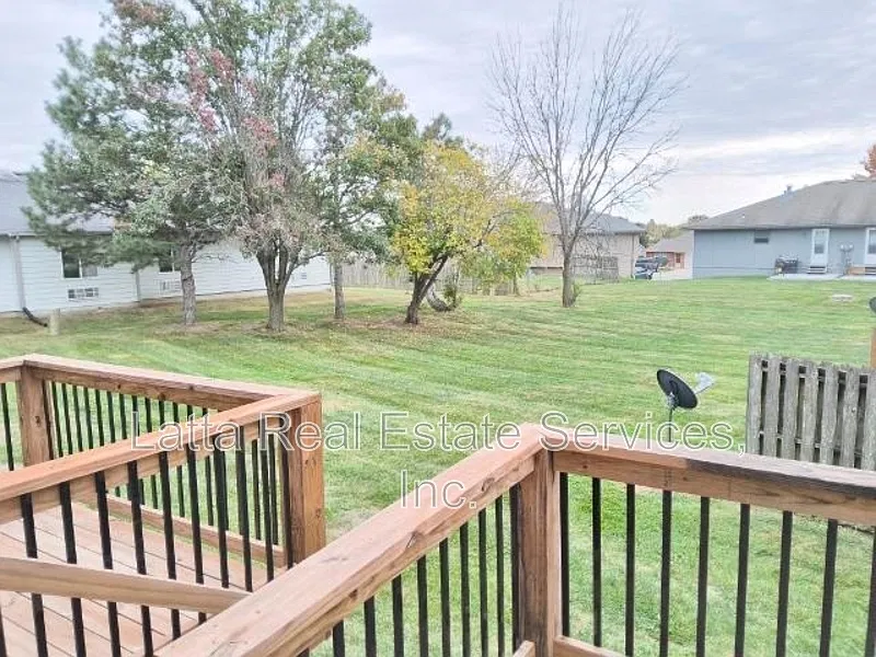 3 bed, 1.5 bath, 1100 sqft, $1,300 — Photo 3