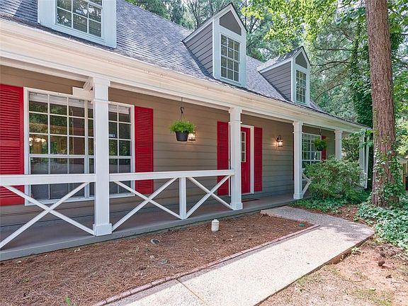 5th image of 135 Barrington Dr E
