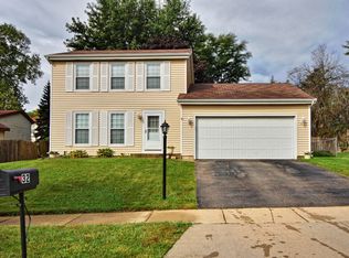 32 Chaucer Ln, Streamwood, IL 60107