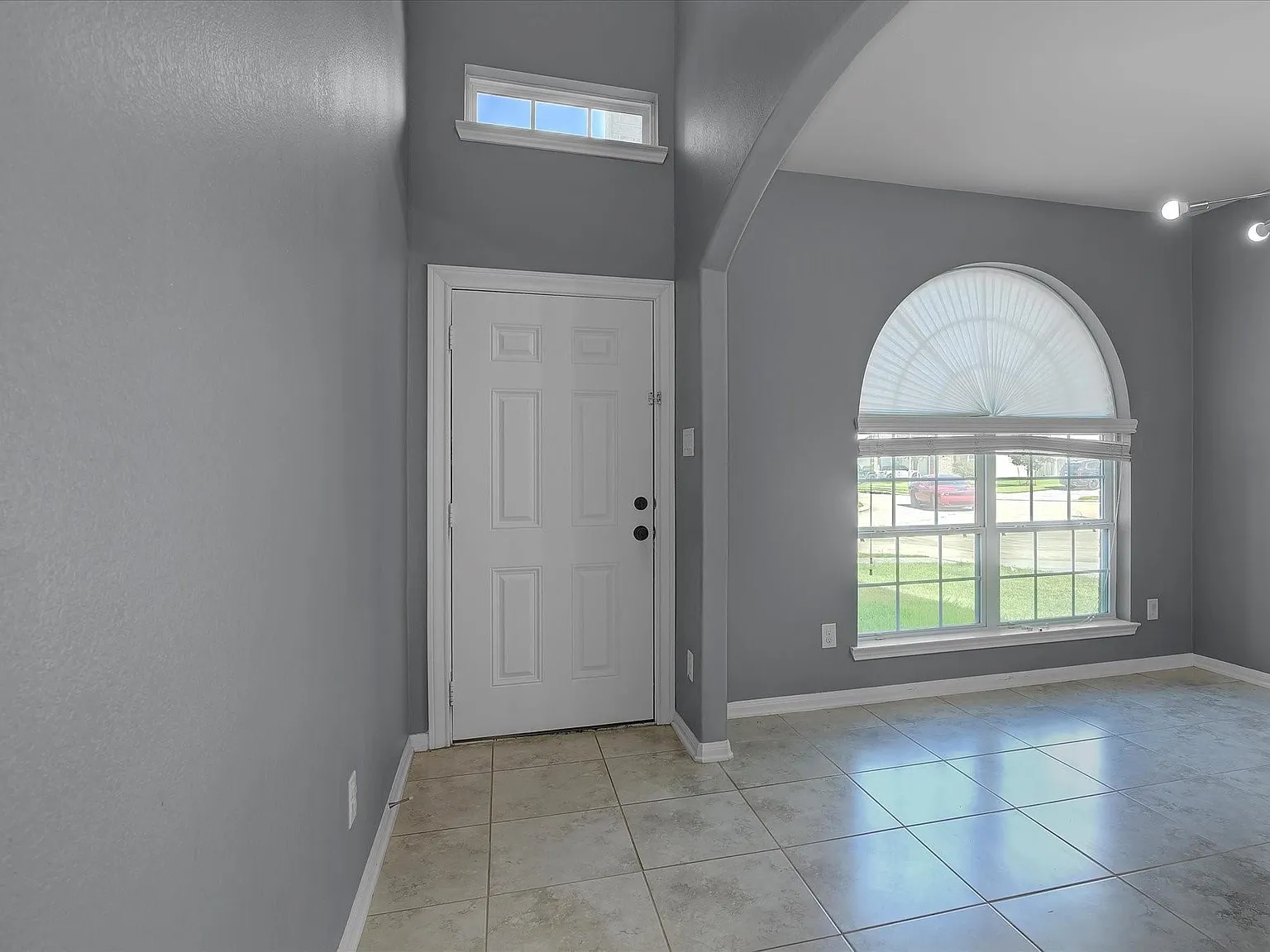 4 bed, 2.5 bath, 2540 sqft, $2,400 — Photo 4