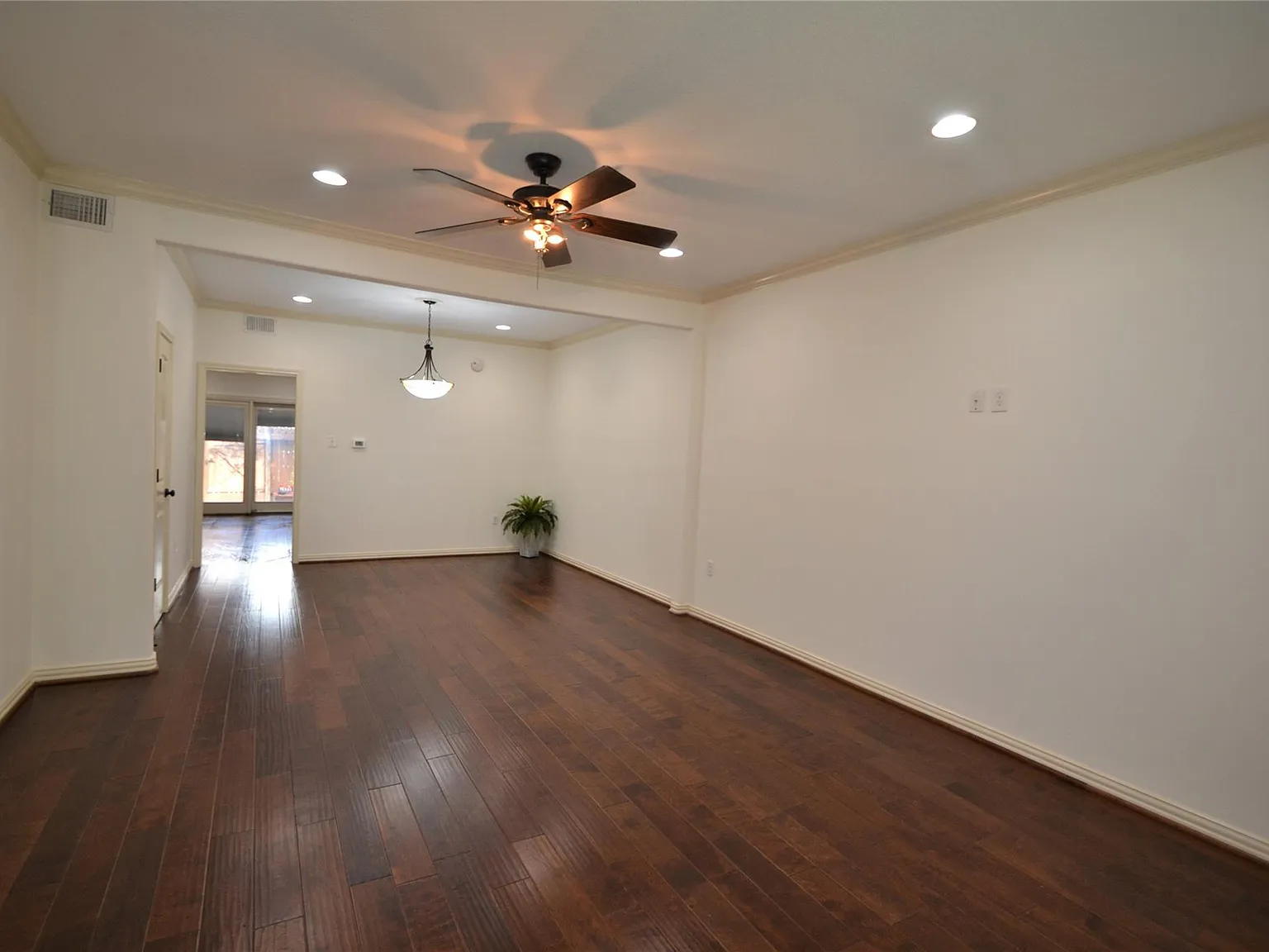 3 bed, 2.5 bath, 1604 sqft, $2,100 — Photo 2