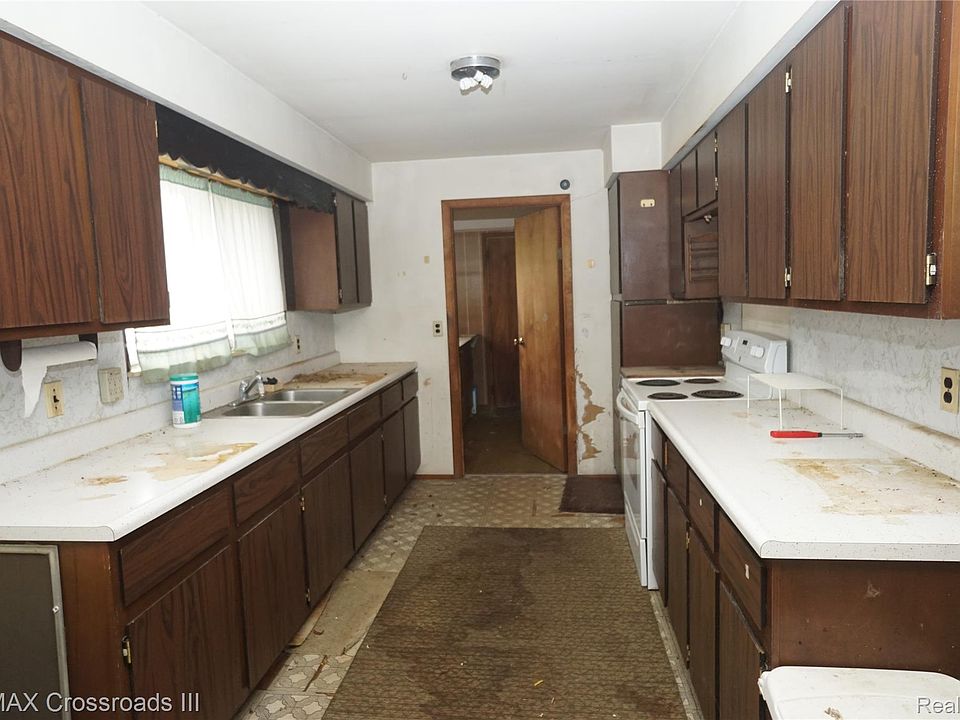 7047 Haggerty Rd, photo 2