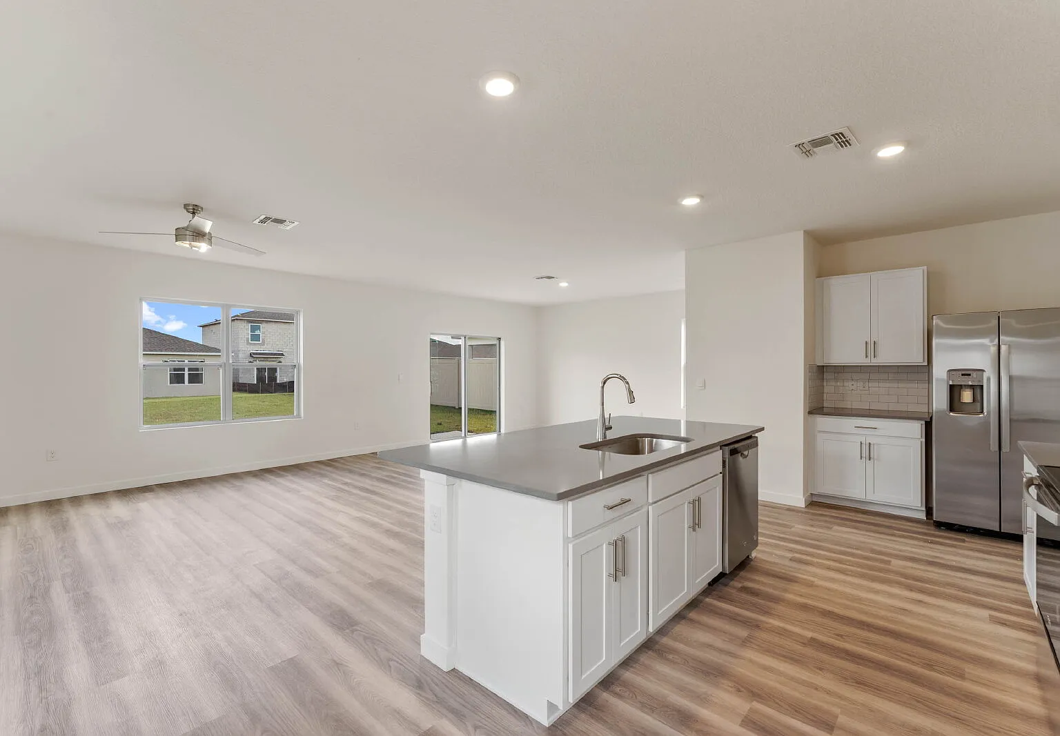4 bed, 2.5 bath, 2260 sqft, $2,200 — Photo 2