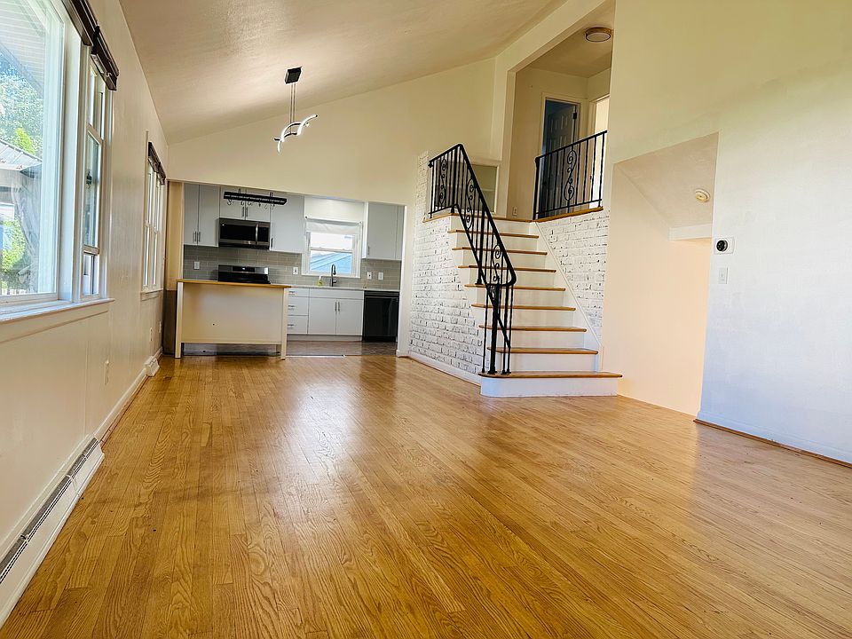 High ceiling living rm and dinning rm