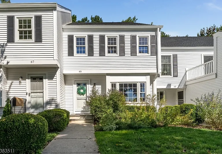 65 Hampshire Dr — Photo 1
