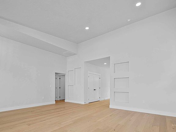 4th image of 719 W Wrangler St