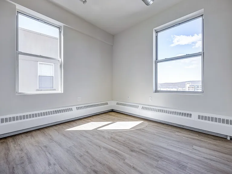 Welcome to Luckey Platt, where modern living meets comfort. This spacious unit features ample natural light and stylish finishes, perfect for creating your dream space. Don't miss your chance to call it homeschedule a tour today!
