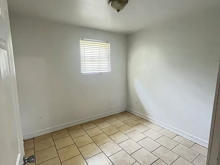 4537 Reynes St — Photo 9