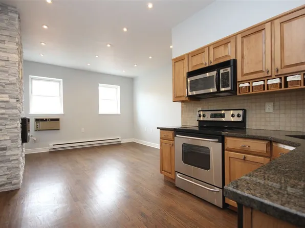 1016 Willow Avenue image 1 of 9